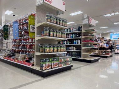 Seattle, WA USA - Eylül 2022: Ball marka konserve ürünlerinin geniş görünümü bir Hedef mağaza içinde son buluyor.