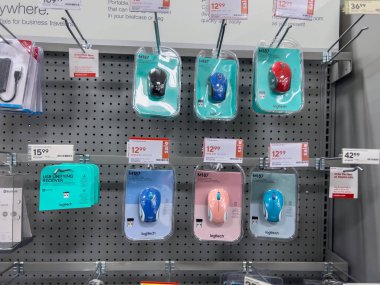 Seattle, WA USA - Kasım 2022: Staples mağazasında satılık kablosuz bilgisayar farelerine geniş bir bakış.