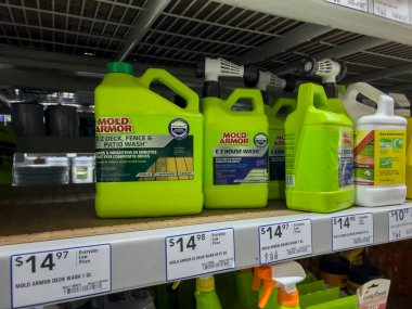 Seattle, WA USA - Ağustos 2022: Lowes 'un bir ev geliştirme mağazasında satılık güverte ve ev yıkama manzarası.