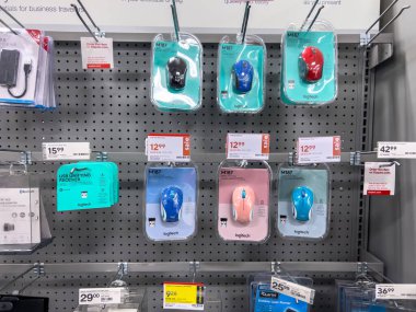 Seattle, WA USA - Kasım 2022: Staples mağazasında satılık kablosuz bilgisayar farelerine geniş bir bakış