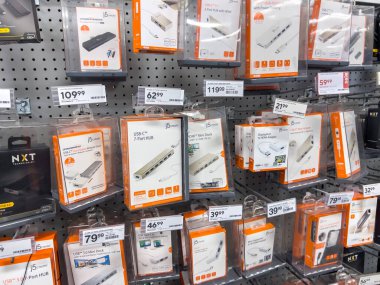 Seattle, WA USA - Kasım 2022: USB rıhtım ve adaptörleri bir Staples mağazasında satışa sunuldu.