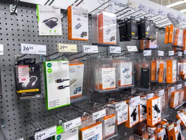 Seattle, WA USA - Kasım 2022: USB rıhtım ve adaptörleri bir Staples mağazasında satışa sunuldu.