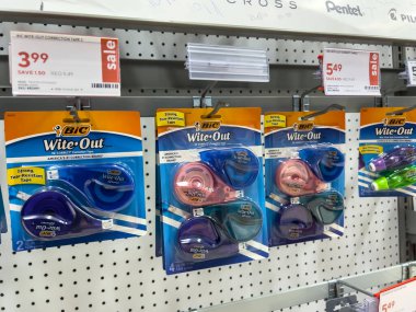 Seattle, WA USA - Kasım 2022: Staples mağazasında satılan White Out ürünlerinin yakın görüntüsü.