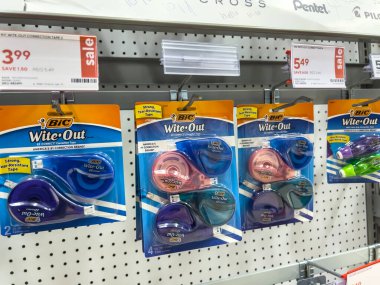 Seattle, WA USA - Kasım 2022: Staples mağazasında satılan White Out ürünlerinin yakın görüntüsü.