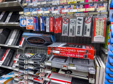 Seattle, WA USA - Kasım 2022: Staples mağazasında satılık iş ve ofis tabelalarının geniş görünümü.