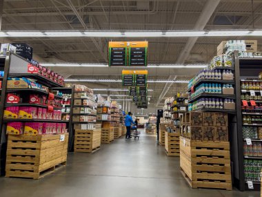 Mill Creek, WA USA - Eylül 2022: Kasaba ve Ülke Pazarı 'nda mavi ceketli bir kişinin alışveriş yaparken geniş görünümü.
