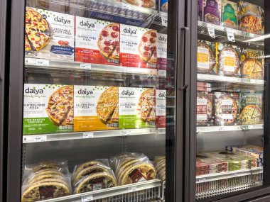 Mill Creek, WA USA - Eylül 2022: Daiya marka dondurulmuş pizzaların bir kasaba ve taşra marketinde satışa sunulması.
