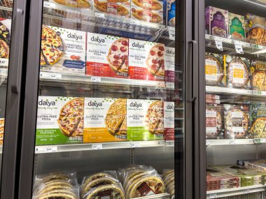 Mill Creek, WA USA - Eylül 2022: Daiya marka dondurulmuş pizzaların bir kasaba ve taşra marketinde satışa sunulması.