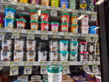 Mill Creek, WA USA - Eylül 2022: Sprouts Market 'te satılık dondurma ürünlerinin geniş görünümü.
