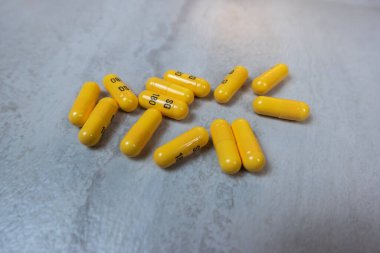 Seattle, WA USA - Kasım 2022: Açık renkli arka plan üzerindeki Gabapentin ilaçlarına seçici odaklanma.