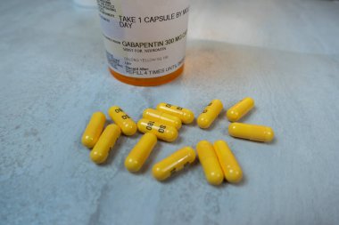 Seattle, WA USA - Kasım 2022: Açık renkli arka plan üzerindeki Gabapentin ilaçlarına seçici odaklanma.