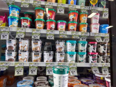 Mill Creek, WA USA - Eylül 2022: Sprouts Market 'te satılık dondurma ürünlerinin geniş görünümü.