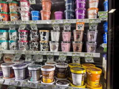 Mill Creek, WA USA - Eylül 2022: Sprouts Market 'te satılık dondurma ürünlerinin geniş görünümü.