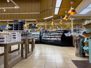 Snohomish, WA USA - Kasım 2022: Haggen 'deki bir bakkal dükkanındaki fırın bölümünün geniş görünümü.