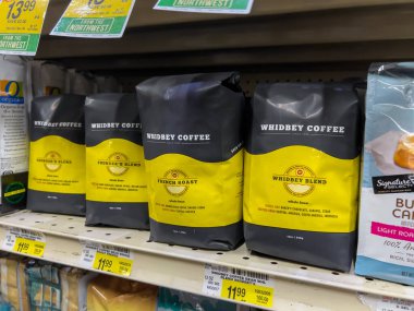 Snohomish, WA USA - Kasım 2022: Bir Haggen marketinde paketlenmiş kahveye yakın çekim.