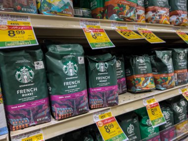 Snohomish, WA USA - Kasım 2022: Bir Haggen marketinde paketlenmiş kahveye yakın çekim.