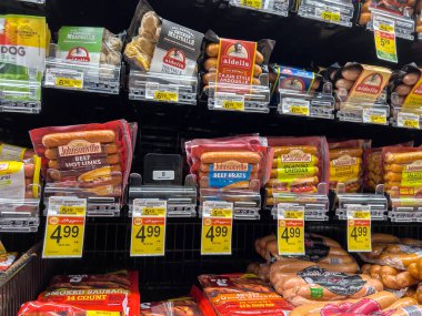 Woodinville, WA USA - Eylül 2022: Haggen 'deki bir markette satılık çocuk ve sosislere yakından bakın