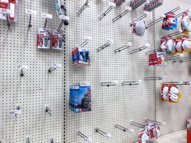 Seattle, WA USA - Kasım 2022: Bir kitle elektrik kesintisi sırasında bir Hedef mağaza içinde el feneri eksikliği geniş görüş.