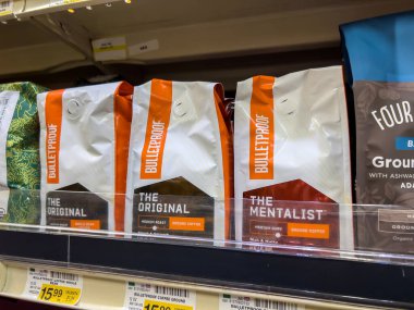 Snohomish, WA USA - Kasım 2022: Bir Haggen marketinde paketlenmiş kahveye yakın çekim.