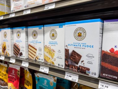 Mill Creek, WA USA - Kasım 2022: Bir kasaba ve ülke pazarı içinde satılık glütensiz kek karışımları üzerine seçici odaklanma.