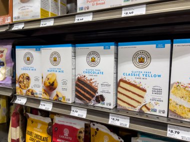 Mill Creek, WA USA - Kasım 2022: Bir kasaba ve ülke pazarı içinde satılık glütensiz kek karışımları üzerine seçici odaklanma.