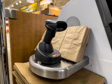 Seattle, WA USA - takriben Ekim 2022: Bir bakkal dükkanının içindeki otomatik kontrol silahının yakın görüntüsü.