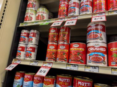 Mill Creek, WA USA - Kasım 2022: Sprouts Market 'te satılık konserve domateslerin düşük açılı görünümü.
