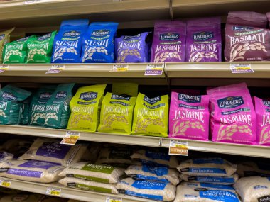 Snohomish, WA USA - Kasım 2022: Haggen 'deki bir markette satılık pirinç manzarası.