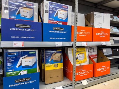 Seattle, WA USA - Kasım 2022: Bir Staples mağazasında satılık karton depolama kutularının geniş görünümü.