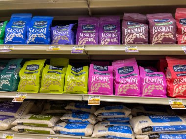 Snohomish, WA USA - Kasım 2022: Haggen 'deki bir markette satılık pirinç manzarası.
