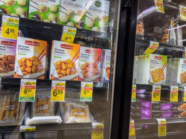 Snohomish, WA USA - Kasım 2022: Haggen 'deki bir markette satılık Innovasian marka dondurulmuş gıdalara yakından bakın.