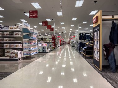 Woodinville, WA USA - Kasım 2022: Hedef perakende mağazasından alışveriş yapan insanların geniş görünümü.