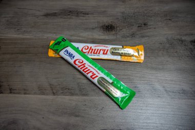 Seattle, WA USA - Kasım 2022: Inaba Churu 'nun ahşap arka planda yaptığı muameleyi yakından izleyin.