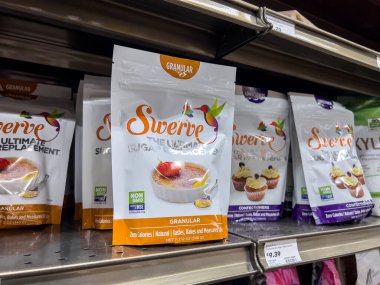 Seattle, WA USA - Kasım 2022: Bir kasaba ve ülke pazarında satışta olan Swervbe marka şeker değiştirme ürünlerine yakından bakın.