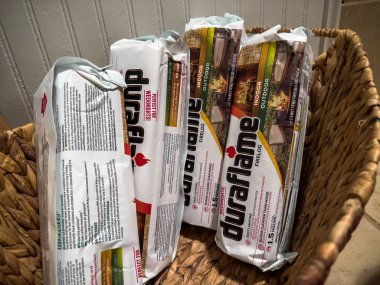 Seattle, WA USA - Kasım 2022: Yurtiçi bir evin içindeki Duraflame yangın kayıtlarına yakından bakın.