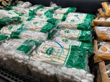 Lynnwood, WA USA - Kasım 2022: H Mart 'taki bir markette satılık deniz ürünleri mantarlarına yakından bakın.