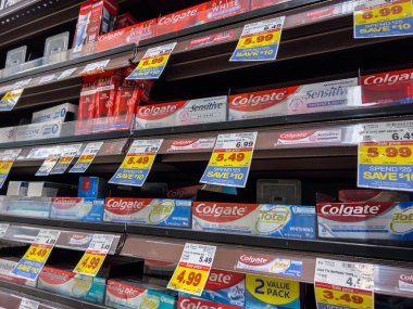 Seattle, WA USA - Ağustos 2022: Bir QFC marketinde satılacak çeşitli diş macunları üzerine açılı, seçici bir odaklanma.