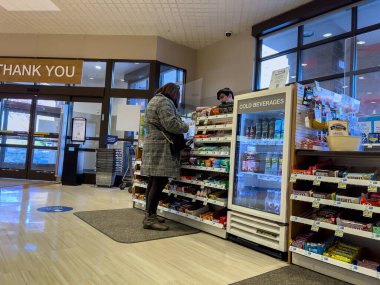 Lynnwood, WA USA - Kasım 2022: Rite Aid Eczanesi 'nde çalışan bir kadının geniş görüşü.