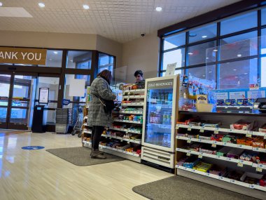 Lynnwood, WA USA - Kasım 2022: Rite Aid Eczanesi 'nde çalışan bir kadının geniş görüşü.