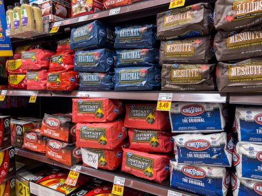 Seattle, WA USA - Ağustos 2022: Bir QFC marketinde satılık kömür manzarası.