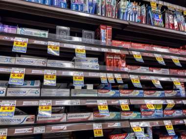 Seattle, WA USA - Ağustos 2022: Bir QFC marketinde satılacak çeşitli diş macunları üzerine açılı, seçici bir odaklanma.