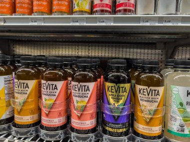 Shoreline, WA USA - Kasım 2022: Merkez Market 'teki bir markette satılık Kevita Kombucha içeceklerine yakından bakın.