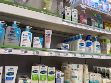 Seattle, WA USA - Kasım 2022: Cerave ve Cetaphil cilt ürünlerine bir Rite Aid Eczanesi içinde yakından bakın.