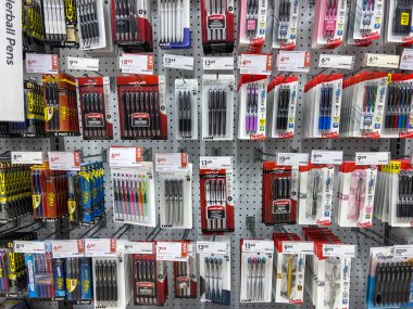 Seattle, WA USA - Kasım 2022: Staples mağazasında satılık fosforlu kalem ve fosforlu kalemlerin görüntüsü.