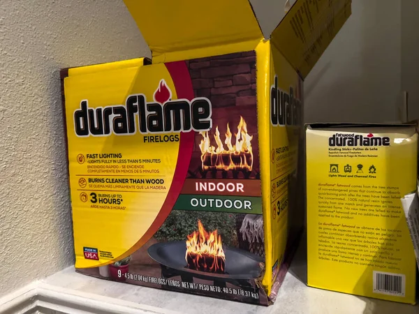 Seattle, WA USA - Kasım 2022: Yurtiçi bir evin içindeki Duraflame yangın kayıtlarına yakından bakın.