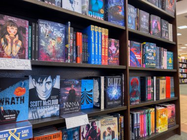 Woodinville, WA USA - Kasım 2022: Barnes ve Noble mağazalarında satılık kitapların geniş görünümü.