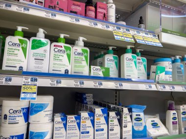 Seattle, WA USA - Kasım 2022: Cerave ve Cetaphil cilt ürünlerine bir Rite Aid Eczanesi içinde yakından bakın.