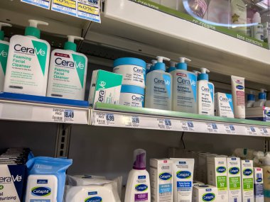 Seattle, WA USA - Kasım 2022: Cerave ve Cetaphil cilt ürünlerine bir Rite Aid Eczanesi içinde yakından bakın.