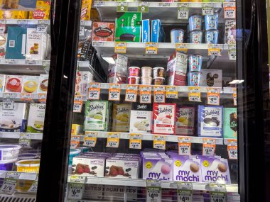 Seattle, WA USA - Ekim 2022: Sprouts Farmers Market 'te satılık donmuş tatlı ürünlerinin geniş görünümü.