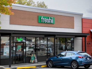 Woodinville, WA USA - Kasım 2022: Freshii lokantasının girişine geniş görüş.